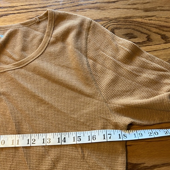 Old Navy large waffle weave long sleeve tee. Tan - Picture 3 of 4